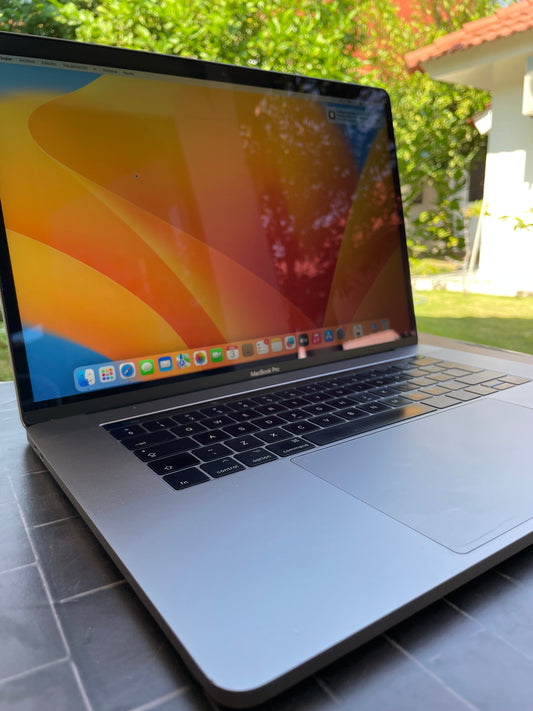 Macbook Pro 2017 de 15" con TouchBar - Rápida, ideal para diseño