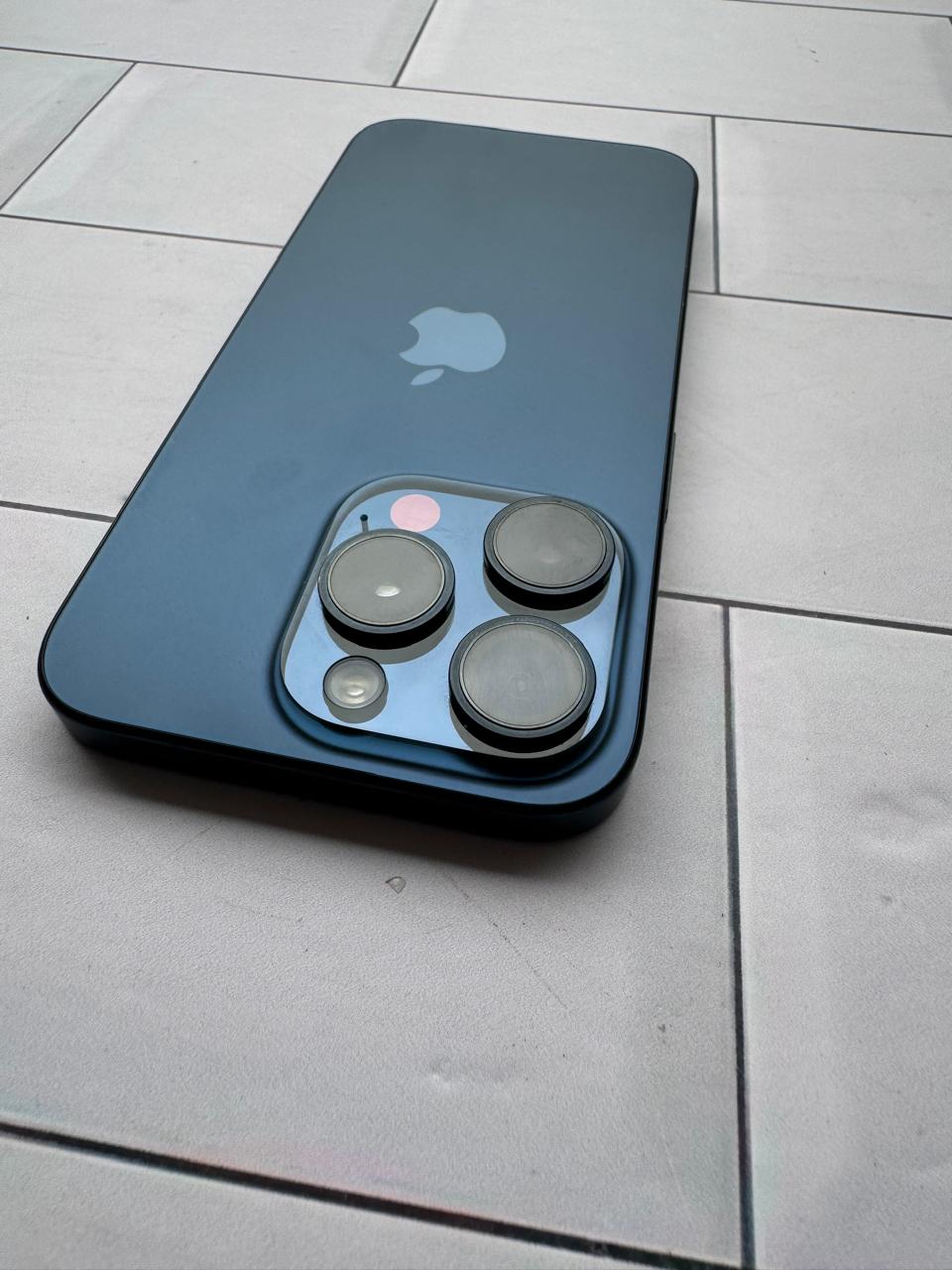 iPhone 15 Pro - Blue, 256GB, batería al 100%
