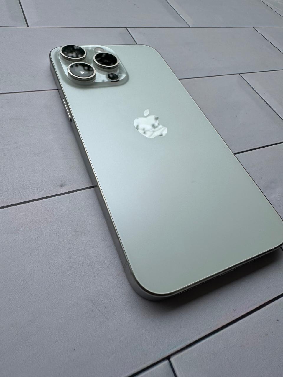 iPhone 15 Pro Max - Blanco, 256GB, 100% 🔋